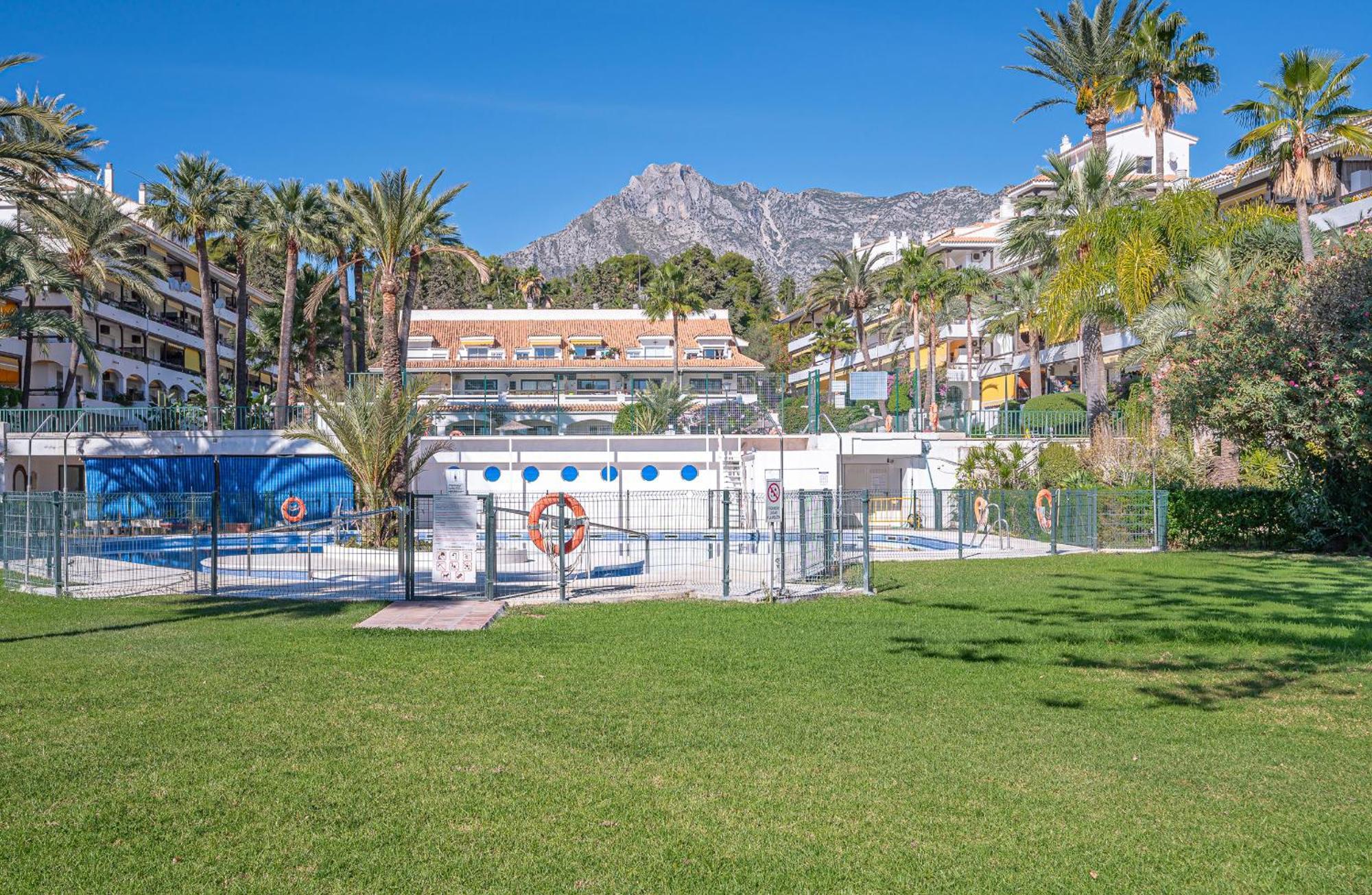 Newly Renovated In Golden Mile W/ Pool Lägenhet